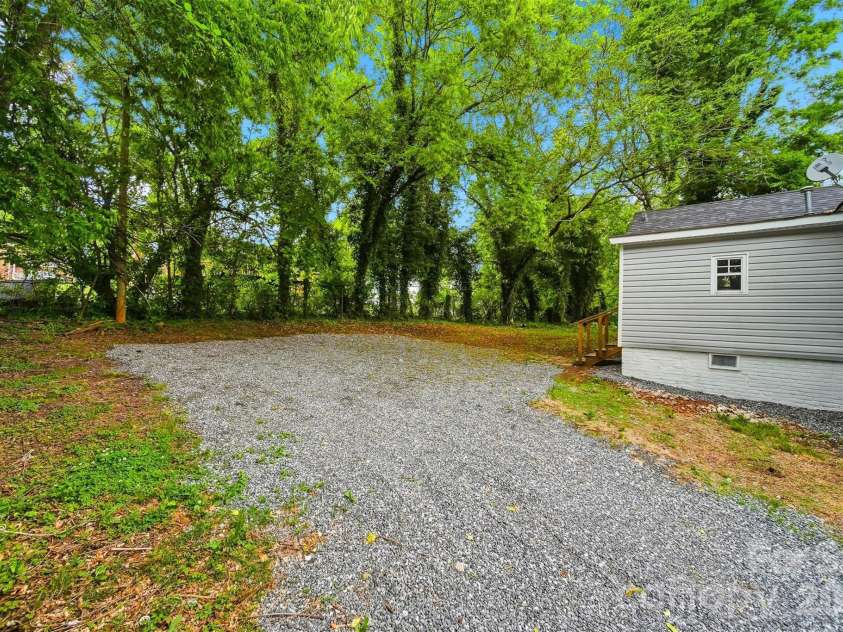 912 Center Street, Hickory, NC 28602.  MLS# CAR4378651, YatesRealty ID 20662. 