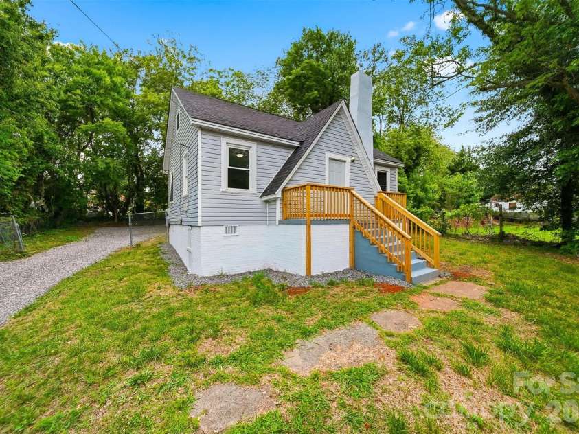 912 Center Street, Hickory, NC 28602.  MLS# CAR4378651, YatesRealty ID 20662. 