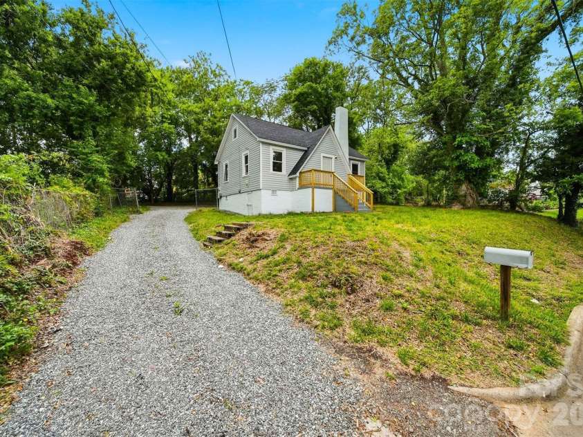 912 Center Street, Hickory, NC 28602.  MLS# CAR4378651, YatesRealty ID 20662. 