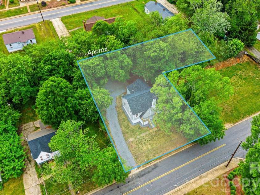 912 Center Street, Hickory, NC 28602.  MLS# CAR4378651, YatesRealty ID 20662. 
