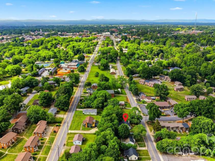 912 Center Street, Hickory, NC 28602.  MLS# CAR4378651, YatesRealty ID 20662. 