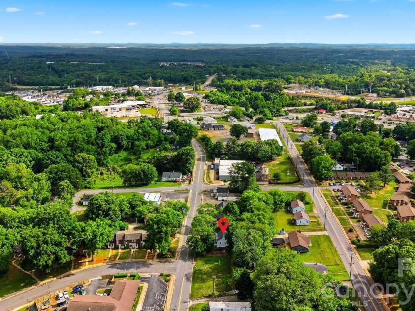 912 Center Street, Hickory, NC 28602.  MLS# CAR4378651, YatesRealty ID 20662. 