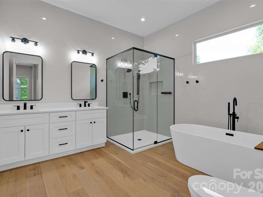 24 Copper Mill Court, Candler, NC 28715.  MLS# CAR4380494, YatesRealty ID 20665. Primary Bathroom