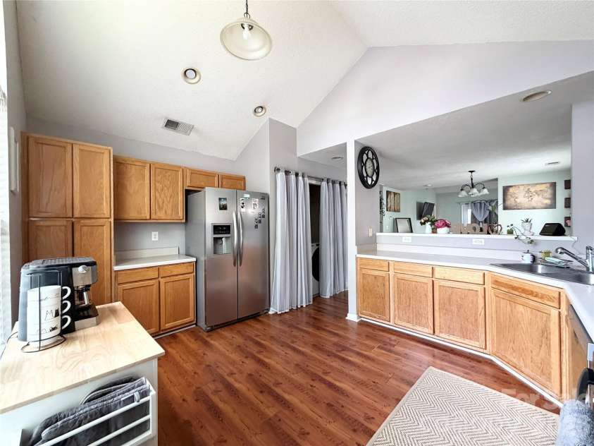 10206 University Park Lane, Charlotte, NC 28213.  MLS# CAR4379615, YatesRealty ID 20666. 