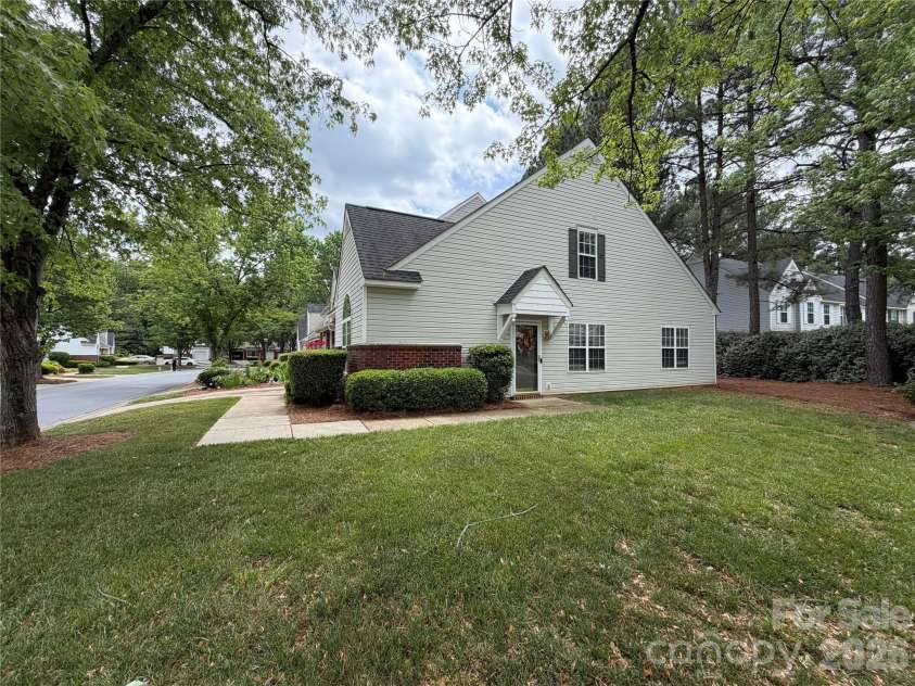 10206 University Park Lane, Charlotte, NC 28213.  MLS# CAR4379615, YatesRealty ID 20666. 