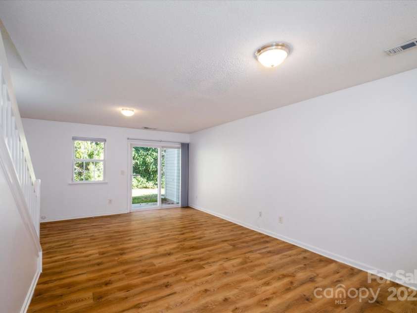 5213 Ficus Tree Lane, Charlotte, NC 28215.  MLS# CAR4318376, YatesRealty ID 2067. Great Room