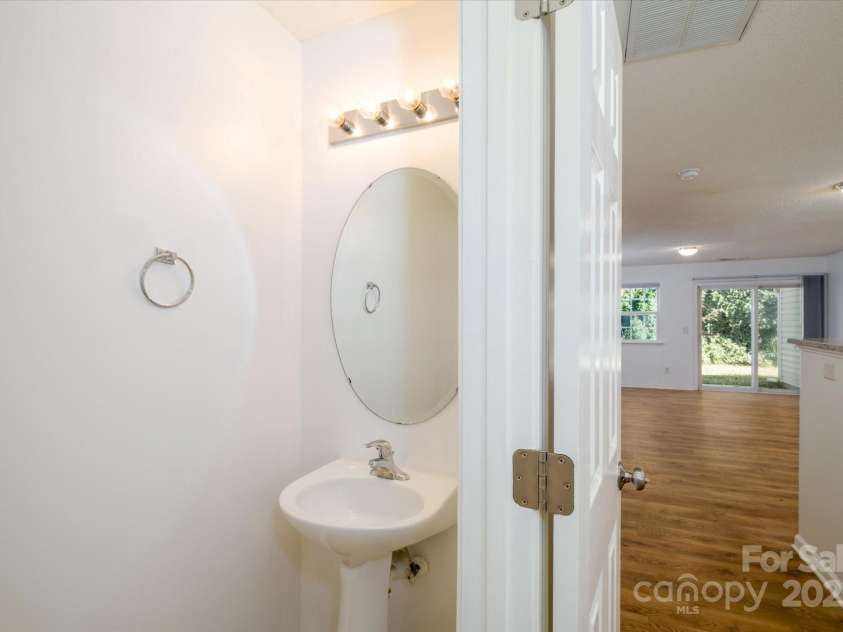 5213 Ficus Tree Lane, Charlotte, NC 28215.  MLS# CAR4318376, YatesRealty ID 2067. Half Bath