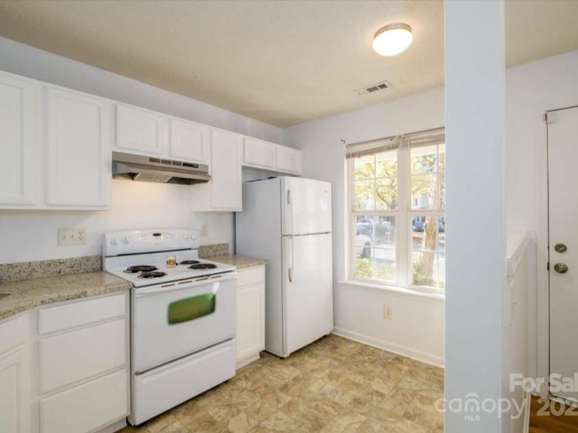 5213 Ficus Tree Lane, Charlotte, NC 28215.  MLS# CAR4318376, YatesRealty ID 2067. Kitchen