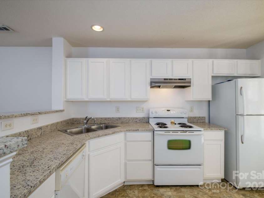 5213 Ficus Tree Lane, Charlotte, NC 28215.  MLS# CAR4318376, YatesRealty ID 2067. Kitchen