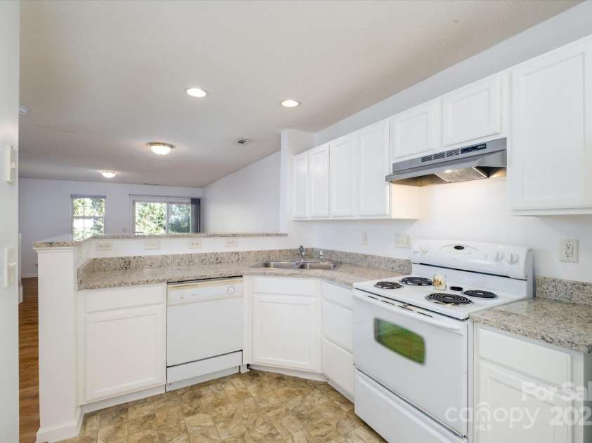 5213 Ficus Tree Lane, Charlotte, NC 28215.  MLS# CAR4318376, YatesRealty ID 2067. Kitchen