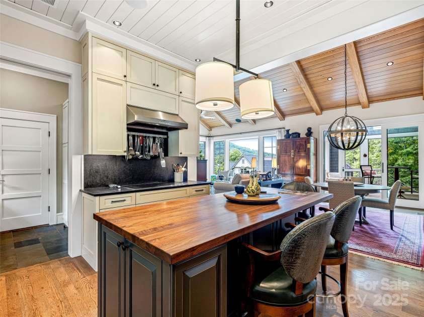 3 Bayonne Trail, Asheville, NC 28804.  MLS# CAR4262687, YatesRealty ID 20673. Creative finishes at every angle