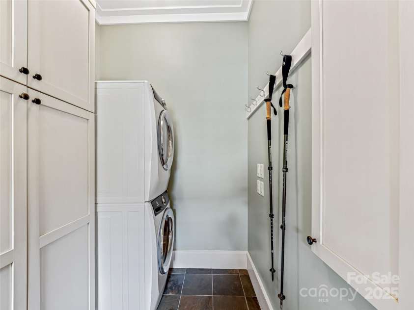 3 Bayonne Trail, Asheville, NC 28804.  MLS# CAR4262687, YatesRealty ID 20673. Energy efficient washer and dryer