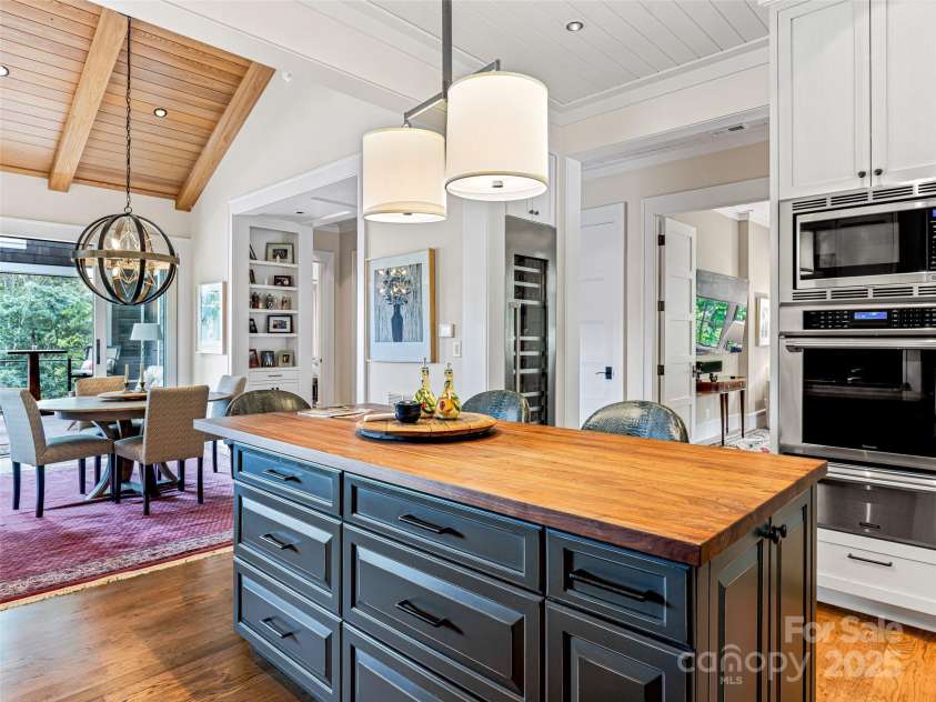 3 Bayonne Trail, Asheville, NC 28804.  MLS# CAR4262687, YatesRealty ID 20673. Storage, style and satisfying