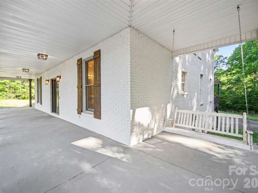 6285 Ridge Road, Clover, SC 29710.  MLS# CAR4373386, YatesRealty ID 20673. Right Side