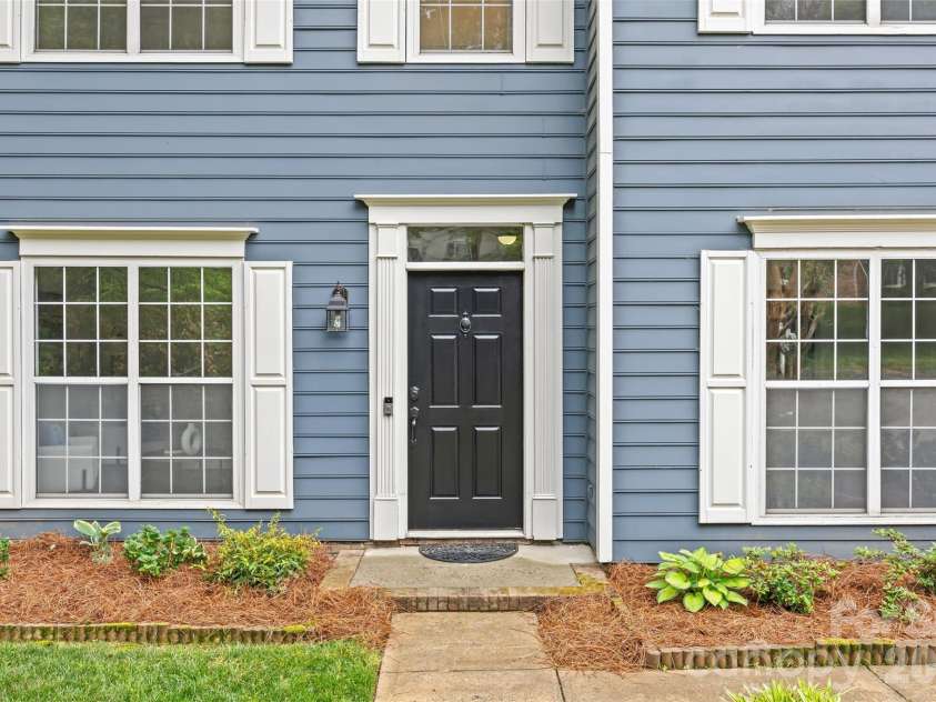 3213 Crescent Knoll Drive, Matthews, NC 28105.  MLS# CAR4368304, YatesRealty ID 20675. 