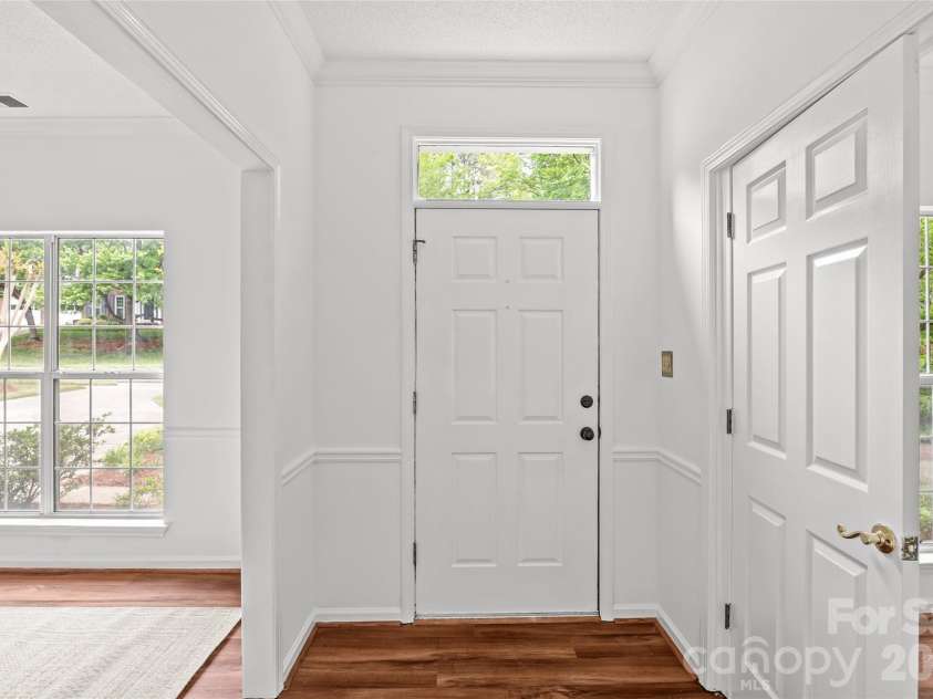 3213 Crescent Knoll Drive, Matthews, NC 28105.  MLS# CAR4368304, YatesRealty ID 20675. 