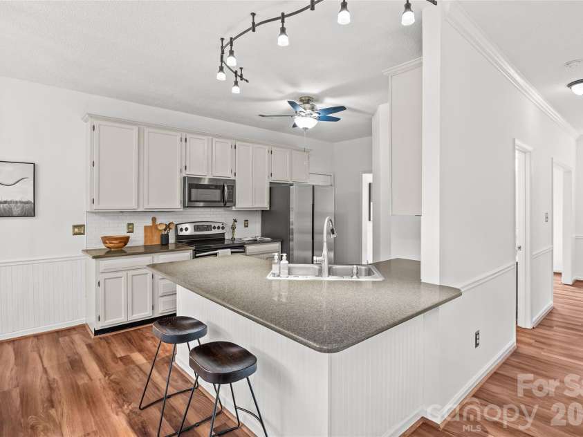 3213 Crescent Knoll Drive, Matthews, NC 28105.  MLS# CAR4368304, YatesRealty ID 20675. 