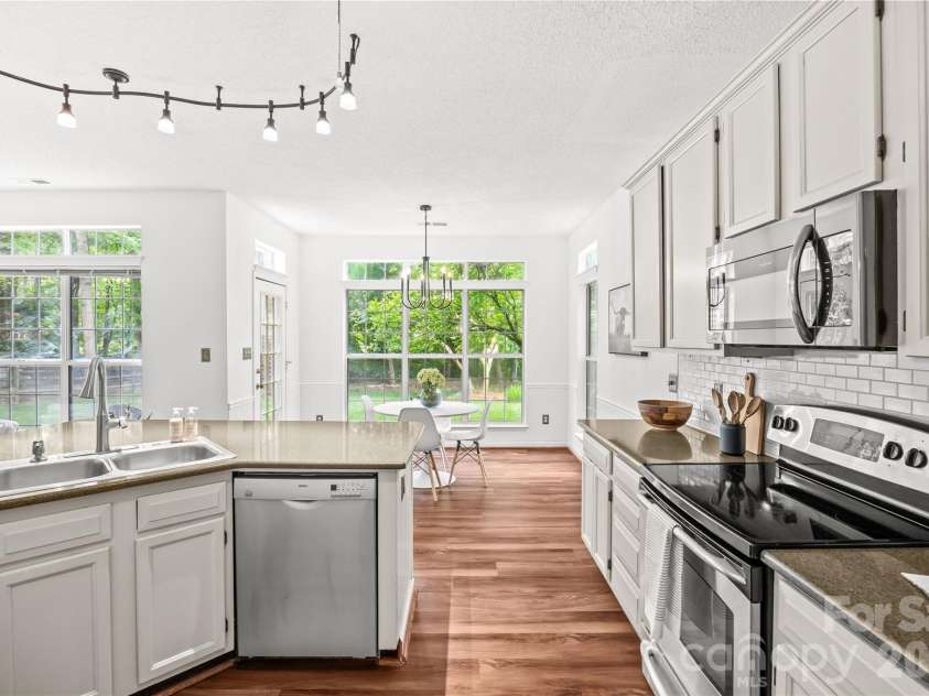 3213 Crescent Knoll Drive, Matthews, NC 28105.  MLS# CAR4368304, YatesRealty ID 20675. 