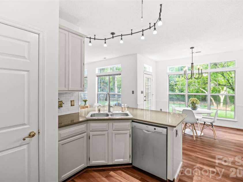 3213 Crescent Knoll Drive, Matthews, NC 28105.  MLS# CAR4368304, YatesRealty ID 20675. 