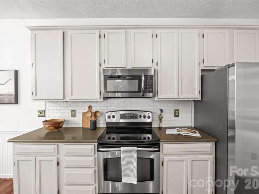 3213 Crescent Knoll Drive, Matthews, NC 28105.  MLS# CAR4368304, YatesRealty ID 20675. 