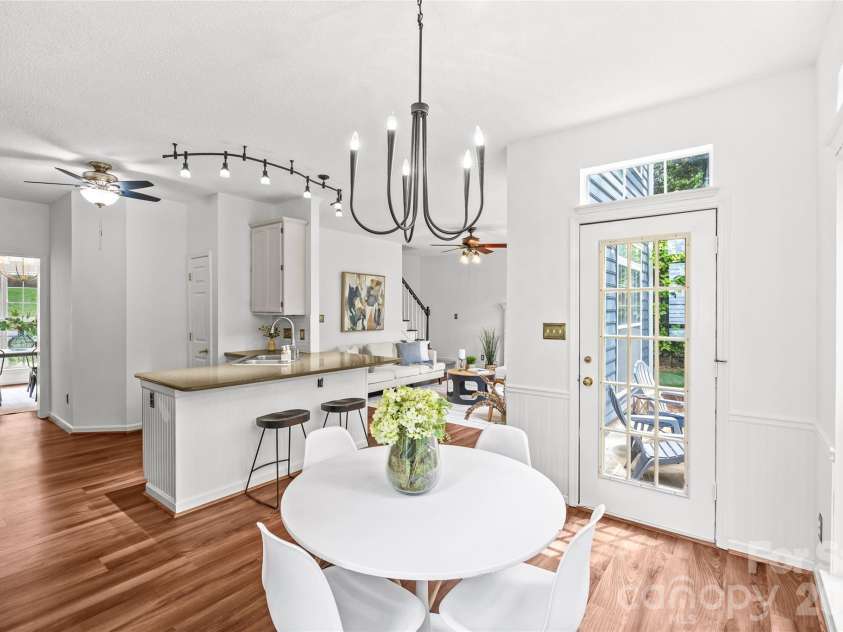 3213 Crescent Knoll Drive, Matthews, NC 28105.  MLS# CAR4368304, YatesRealty ID 20675. 