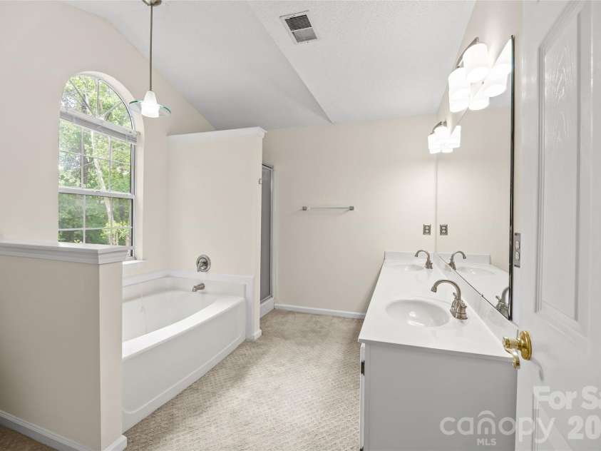 3213 Crescent Knoll Drive, Matthews, NC 28105.  MLS# CAR4368304, YatesRealty ID 20675. 