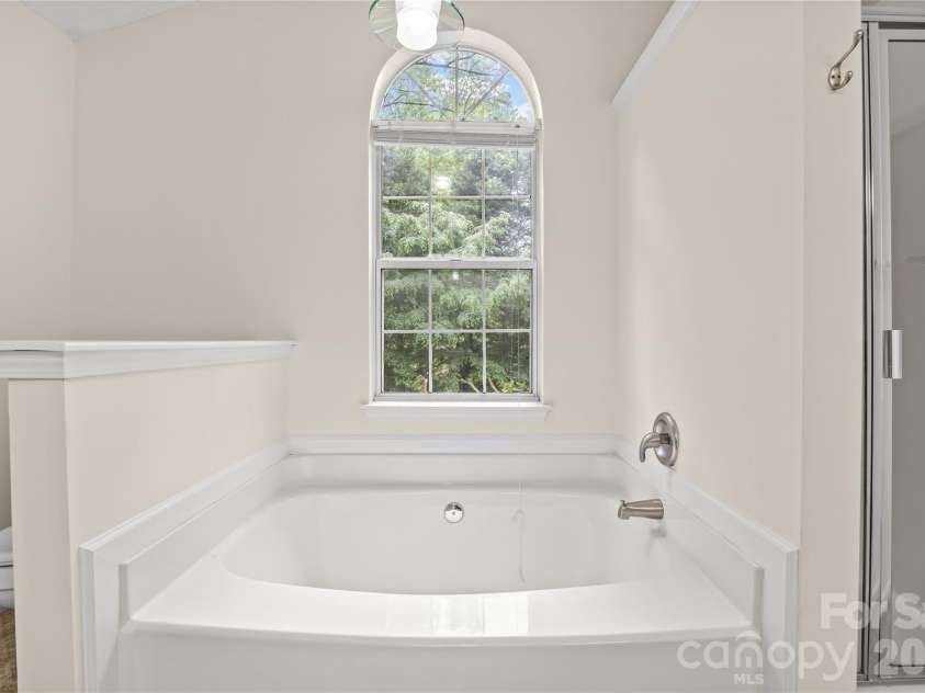 3213 Crescent Knoll Drive, Matthews, NC 28105.  MLS# CAR4368304, YatesRealty ID 20675. 
