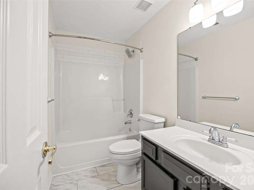3213 Crescent Knoll Drive, Matthews, NC 28105.  MLS# CAR4368304, YatesRealty ID 20675. 