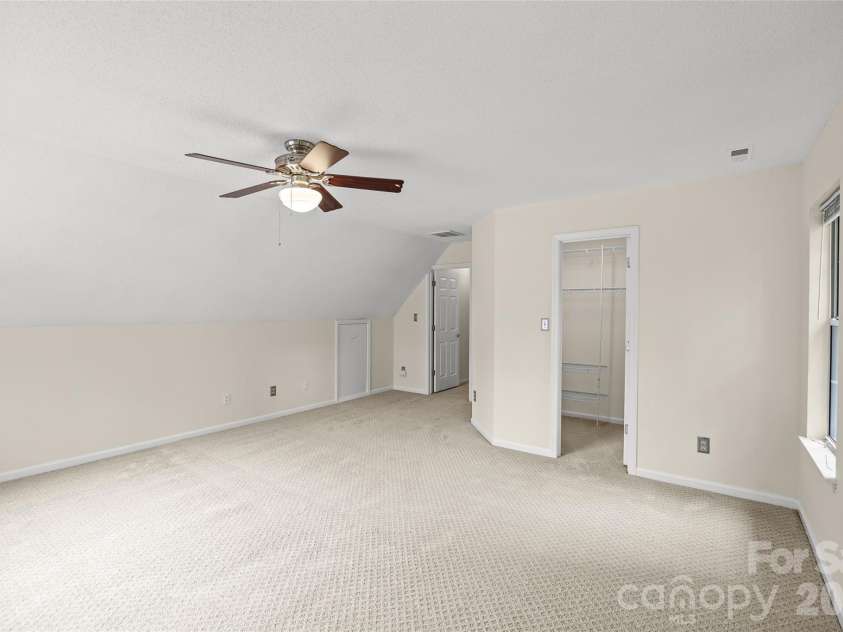 3213 Crescent Knoll Drive, Matthews, NC 28105.  MLS# CAR4368304, YatesRealty ID 20675. 