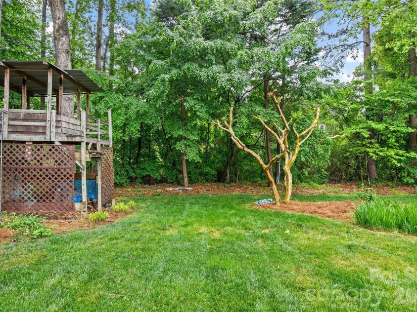 3213 Crescent Knoll Drive, Matthews, NC 28105.  MLS# CAR4368304, YatesRealty ID 20675. 
