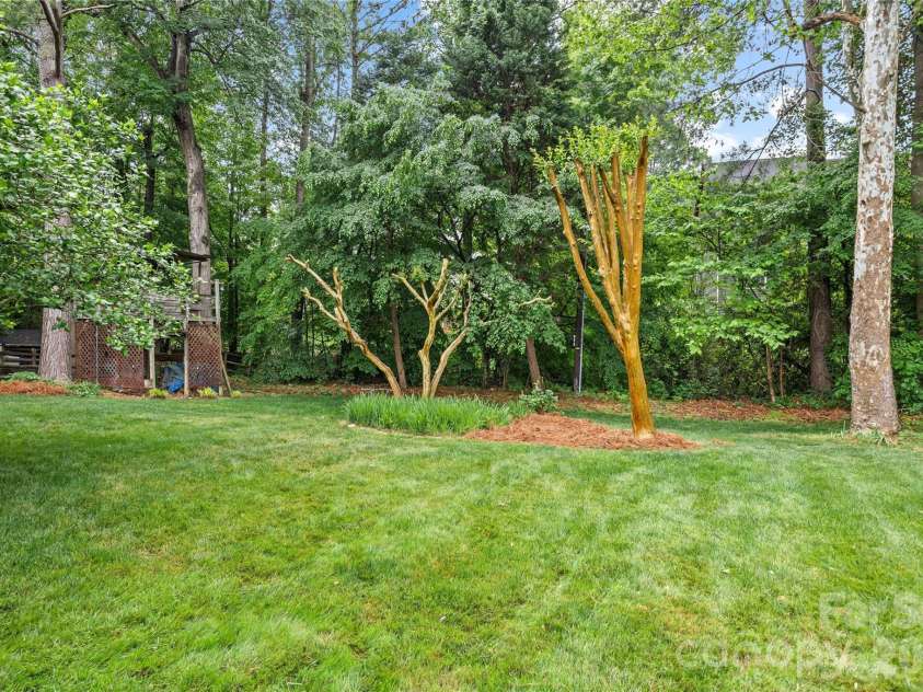 3213 Crescent Knoll Drive, Matthews, NC 28105.  MLS# CAR4368304, YatesRealty ID 20675. 