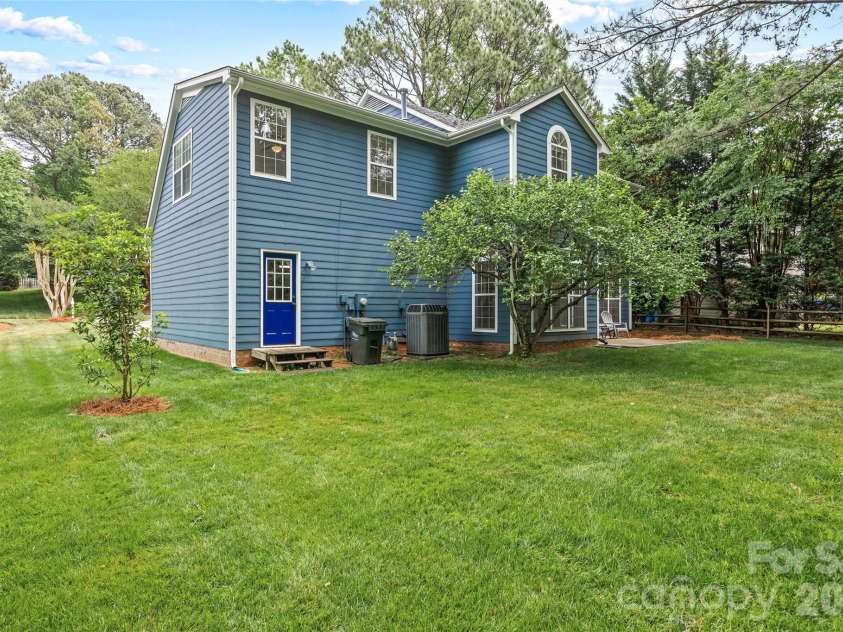 3213 Crescent Knoll Drive, Matthews, NC 28105.  MLS# CAR4368304, YatesRealty ID 20675. 