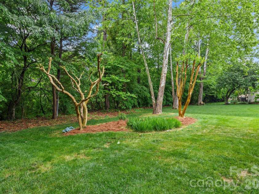 3213 Crescent Knoll Drive, Matthews, NC 28105.  MLS# CAR4368304, YatesRealty ID 20675. 