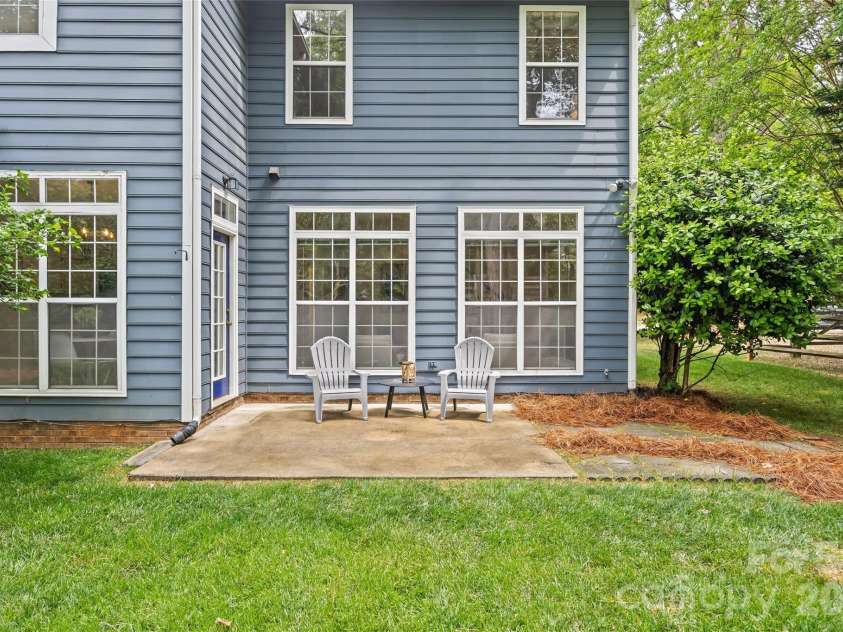 3213 Crescent Knoll Drive, Matthews, NC 28105.  MLS# CAR4368304, YatesRealty ID 20675. 