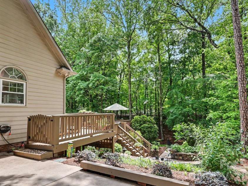 1218 Gateshead Lane, Matthews, NC 28105.  MLS# CAR4379369, YatesRealty ID 20677. 