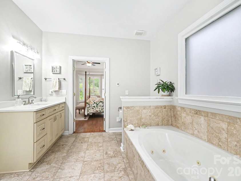 1218 Gateshead Lane, Matthews, NC 28105.  MLS# CAR4379369, YatesRealty ID 20677. 