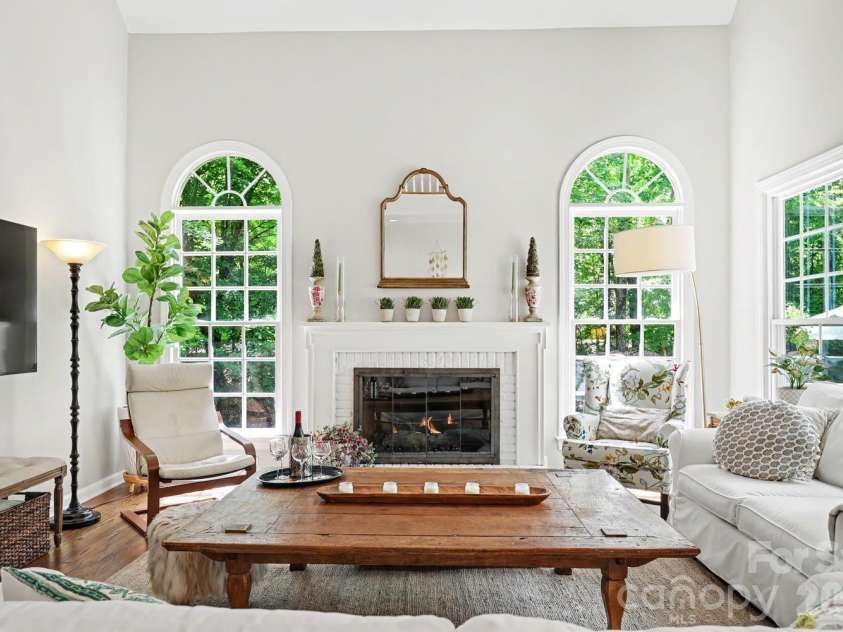1218 Gateshead Lane, Matthews, NC 28105.  MLS# CAR4379369, YatesRealty ID 20677. Beautiful Palladium Widows