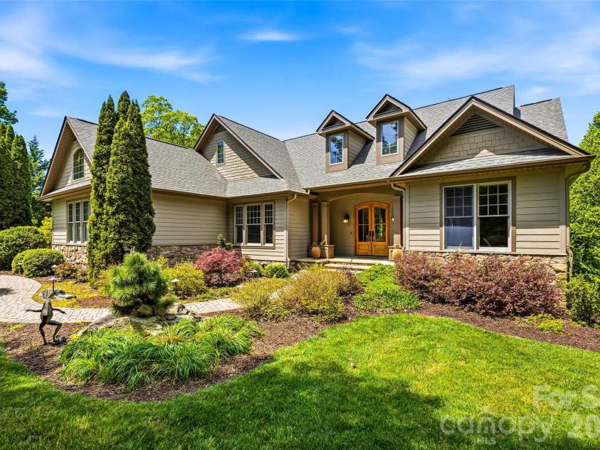 135 Crossvine Trail, Hendersonville, NC 28739.  MLS# CAR4366432, YatesRealty ID 20679. 