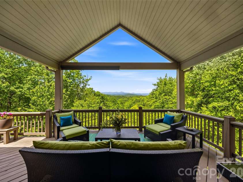 135 Crossvine Trail, Hendersonville, NC 28739.  MLS# CAR4366432, YatesRealty ID 20679. 