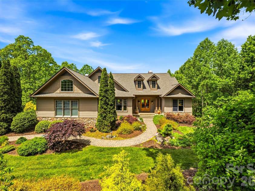 135 Crossvine Trail, Hendersonville, NC 28739.  MLS# CAR4366432, YatesRealty ID 20679. 