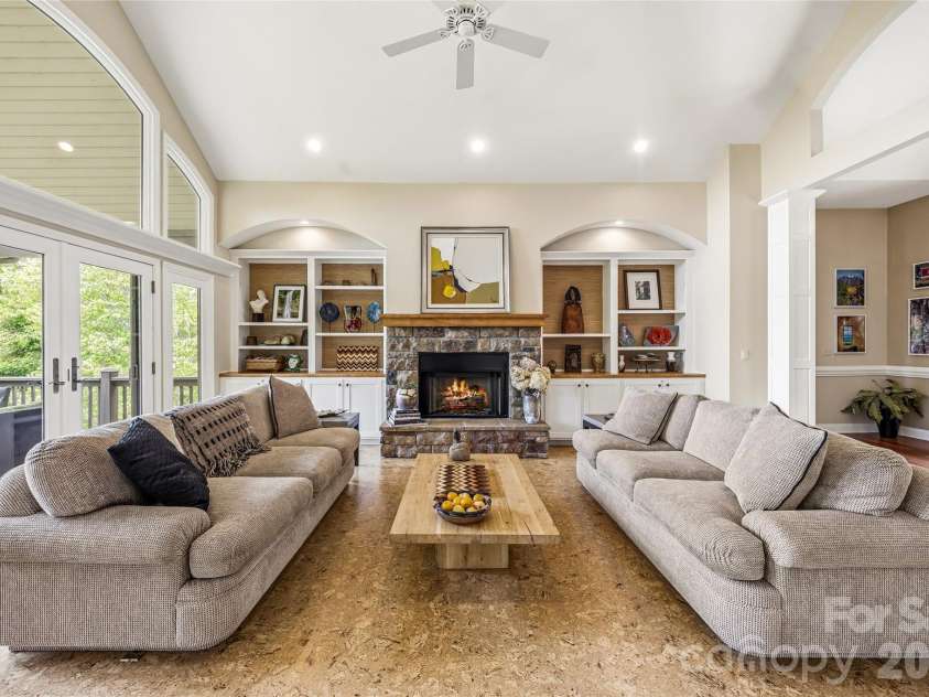 135 Crossvine Trail, Hendersonville, NC 28739.  MLS# CAR4366432, YatesRealty ID 20679. 