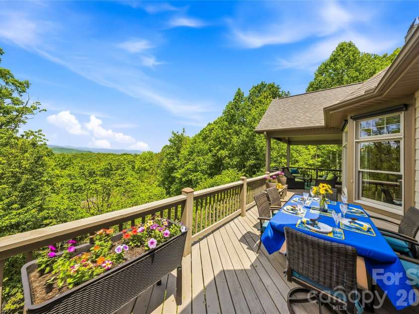 135 Crossvine Trail, Hendersonville, NC 28739.  MLS# CAR4366432, YatesRealty ID 20679. 