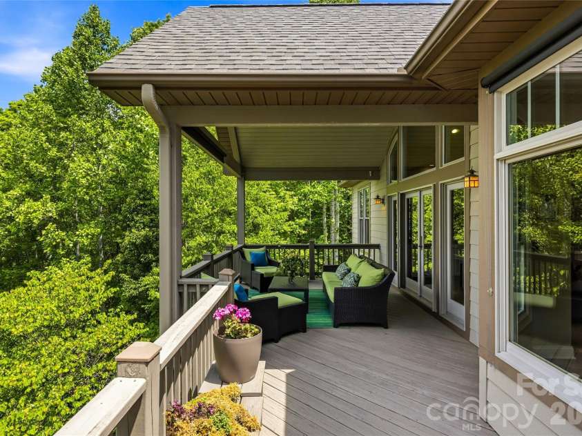 135 Crossvine Trail, Hendersonville, NC 28739.  MLS# CAR4366432, YatesRealty ID 20679. 