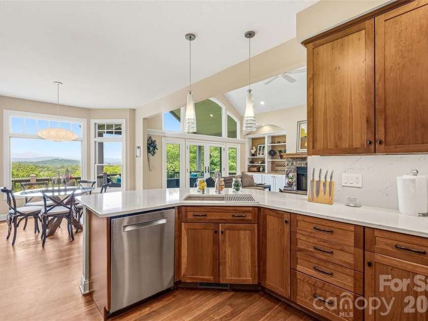 135 Crossvine Trail, Hendersonville, NC 28739.  MLS# CAR4366432, YatesRealty ID 20679. 