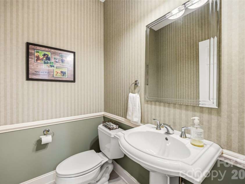 135 Crossvine Trail, Hendersonville, NC 28739.  MLS# CAR4366432, YatesRealty ID 20679. 