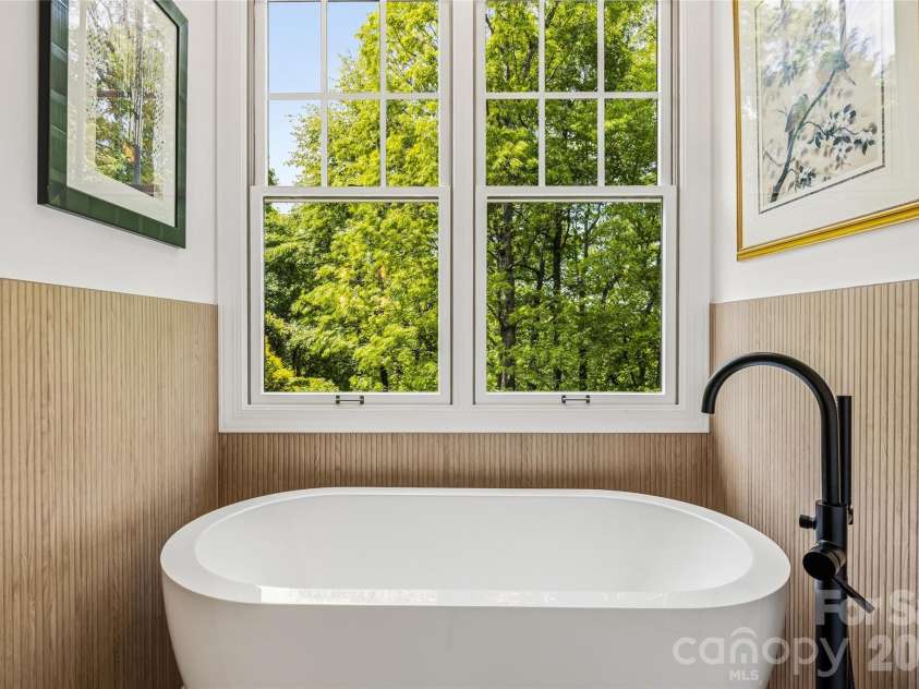 135 Crossvine Trail, Hendersonville, NC 28739.  MLS# CAR4366432, YatesRealty ID 20679. 