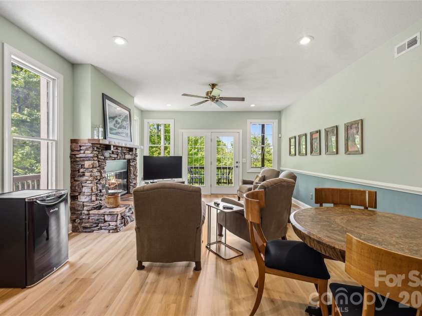 135 Crossvine Trail, Hendersonville, NC 28739.  MLS# CAR4366432, YatesRealty ID 20679. 