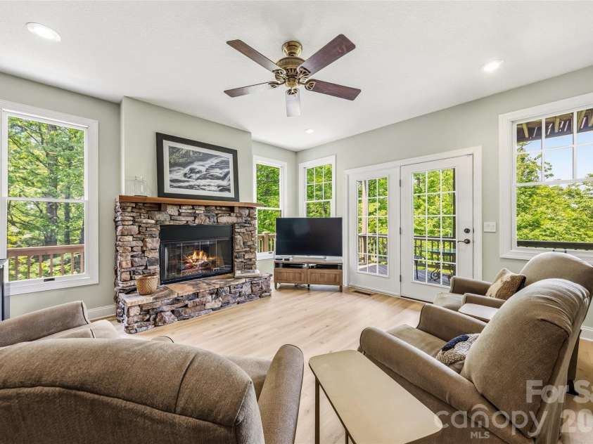 135 Crossvine Trail, Hendersonville, NC 28739.  MLS# CAR4366432, YatesRealty ID 20679. 
