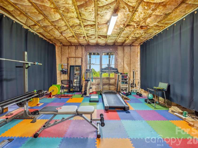 135 Crossvine Trail, Hendersonville, NC 28739.  MLS# CAR4366432, YatesRealty ID 20679. 