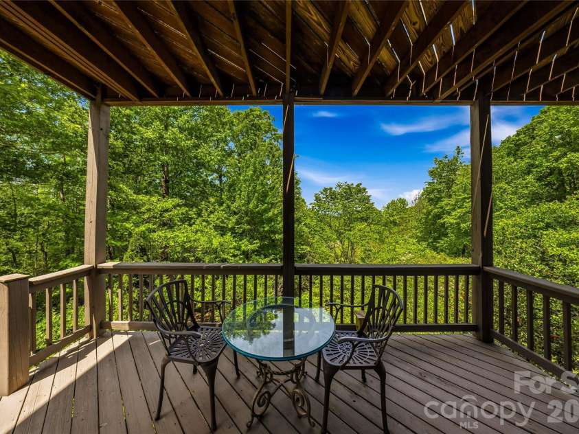 135 Crossvine Trail, Hendersonville, NC 28739.  MLS# CAR4366432, YatesRealty ID 20679. 